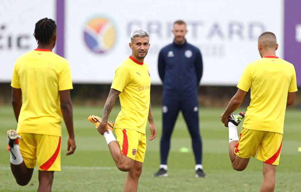 Dây chằng chéo sau của Hawsawi và lỗ hổng cánh trái mà Al-Ahli mang vào Clasico