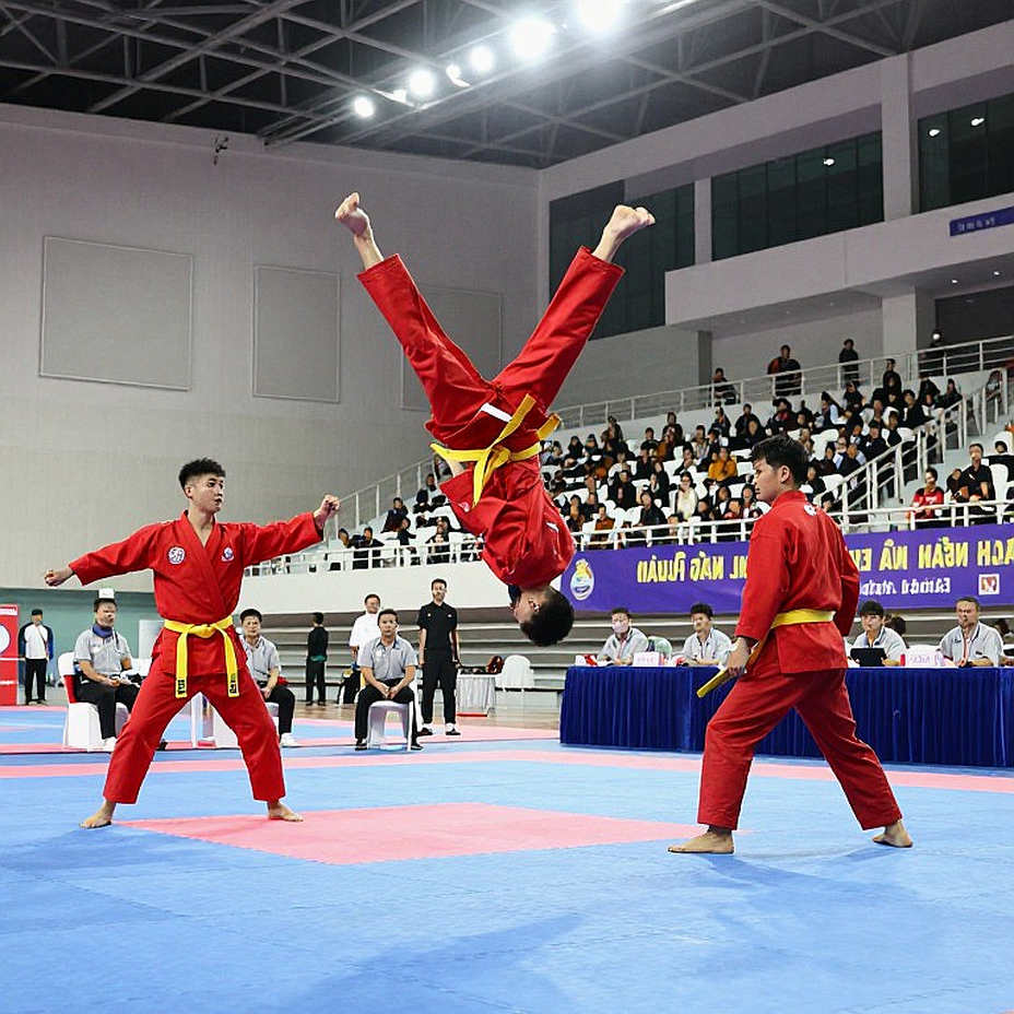 Khi Dữ Liệu Trở Thành Ngôi Sao: Bài Học Từ Sân Vận Động Vắng Lặng Đến Đấu Trường Võ Thuật