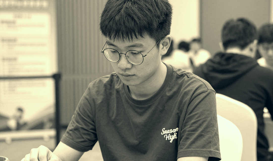 Carlsen khen hiếm hoi Sindarov: Nước đi 3.f6 từ cú bấm nhầm của HLV và đêm GCL 2026