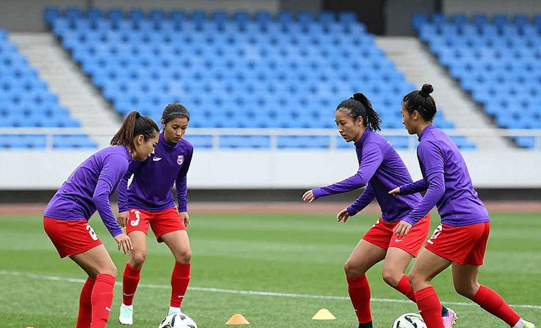 Al Ahly dựng trần lương 1,1 triệu đô để giữ kỷ luật. Bencharki là hóa đơn đầu tiên.