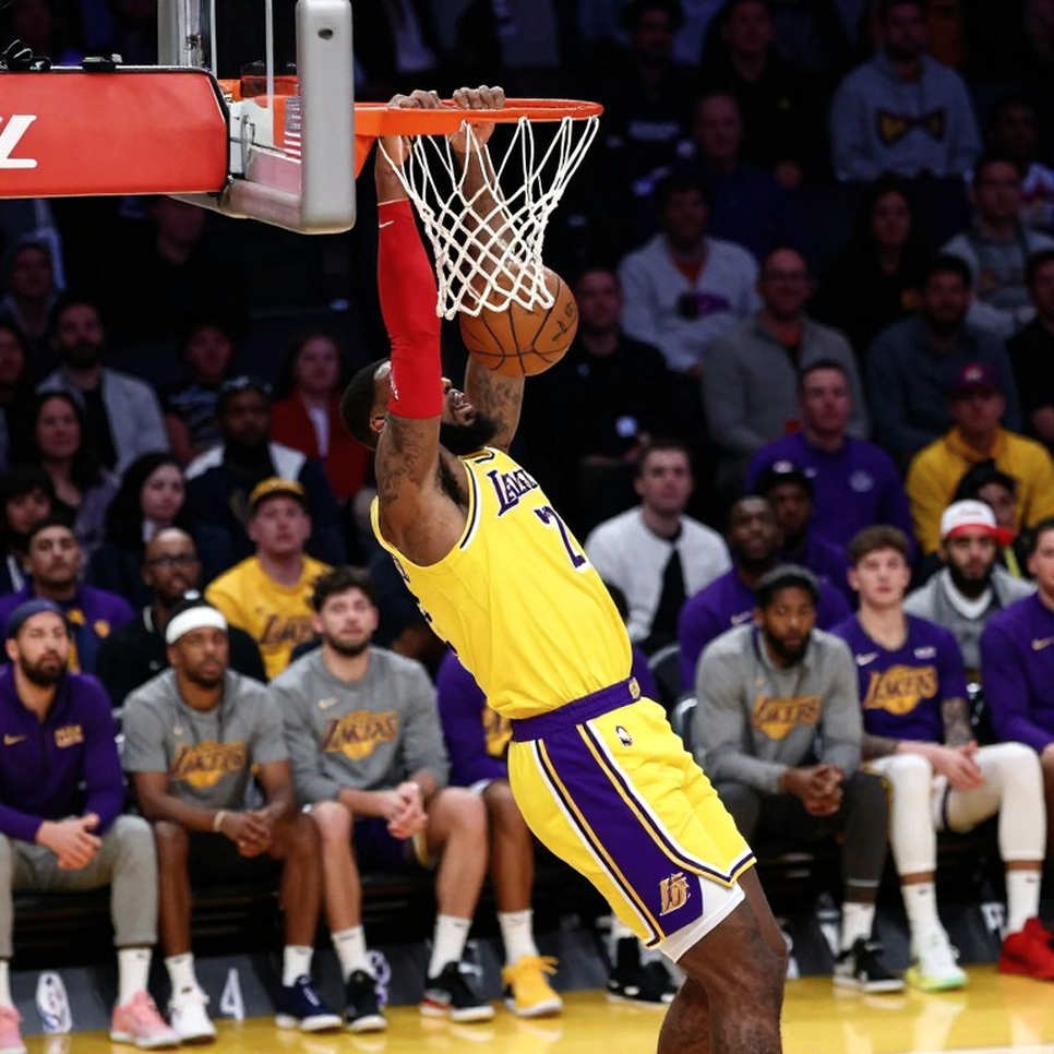 LeBron James, lễ quốc ca và bài học từ một bản tin thể thao không có dữ liệu
