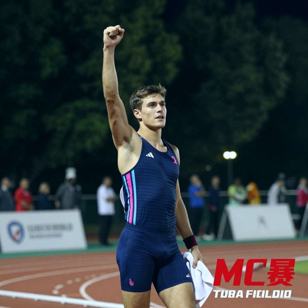 Cú đúp Budapest của Kenneth Bednarek: Khi định ngữ 'kẻ về nhì' bị gỡ xuống